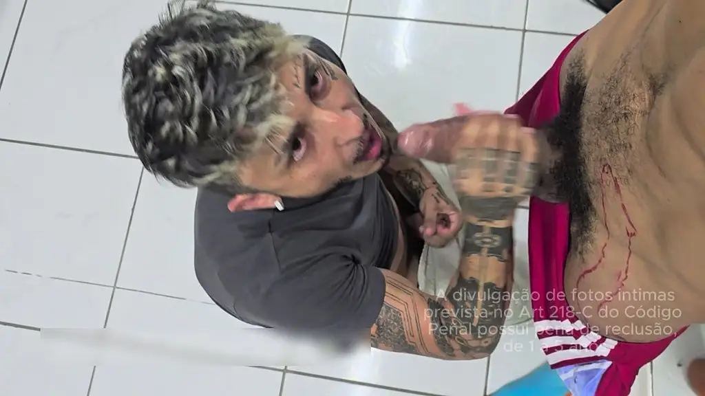 jogador veio tatuar da virilha a coxa e levou rola ate eu gozar por dentro