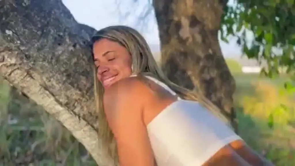 minha esposa dando pra um pirocudo no meio do campo