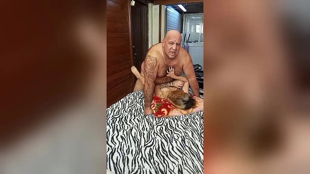 loirinha ---tem---24---anos ---e gosta de trepar com esse coroa