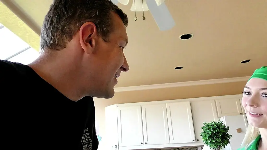 chloe temple & jerry kovak stuff her tight pussy