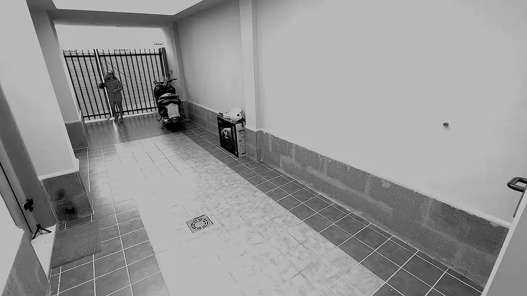 chiusa fuori casa dopo la disco: un bisogno che non puo piu aspettare