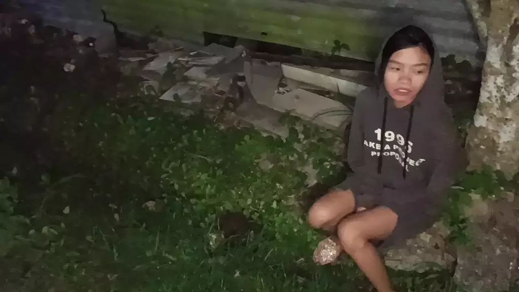 мой младший брат нашел девушку из грязных трущоб, он накормил, побрил и трахнул ее в нашем доме