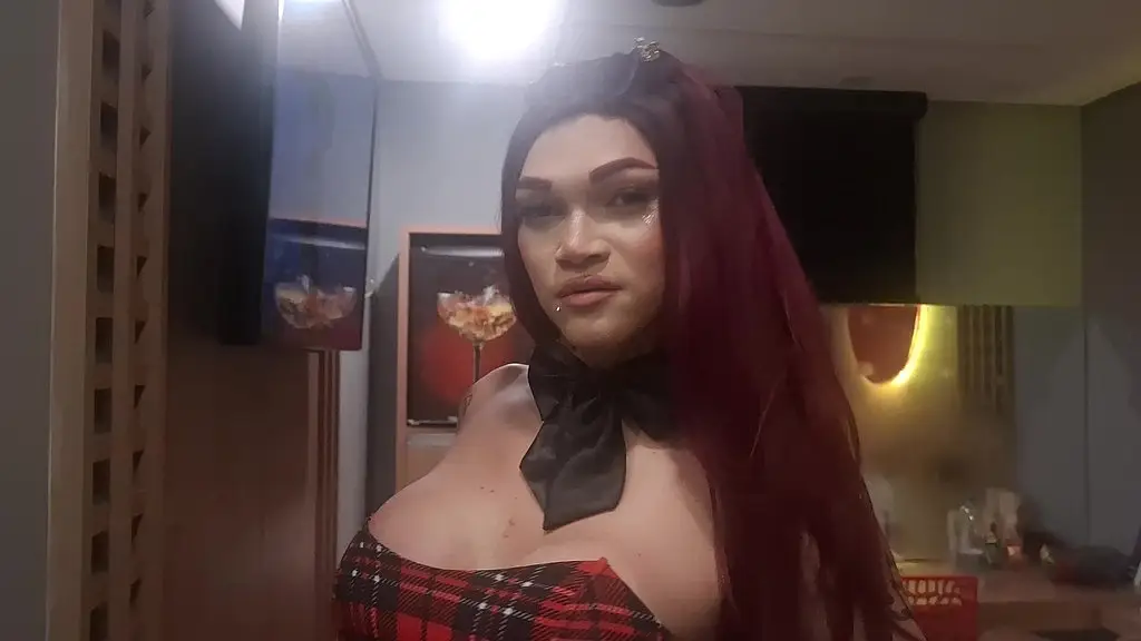 trisal diferente: homem, mulher e trans rabuda fodendo a noite toda no motel