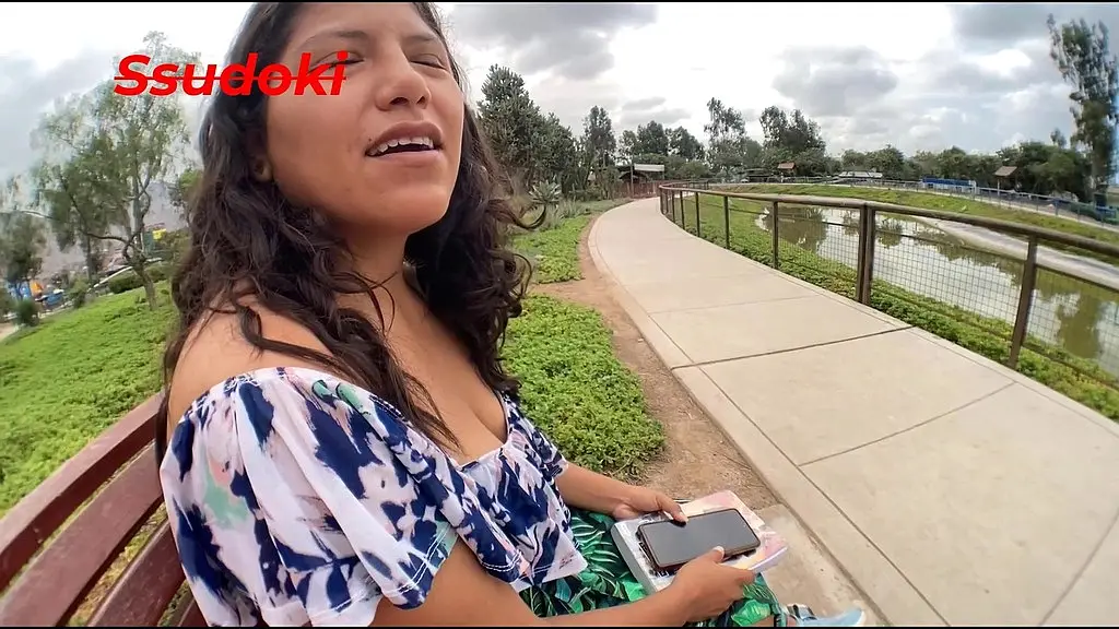 me pide que la ayude con una direccion, la ayudo y me agradece montando mi verga hasta que me corra.