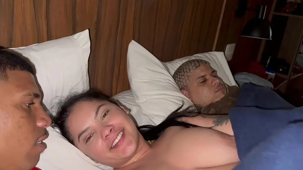 fui dormir na casa do meu amigo nao resisti e comi a mulher dele
