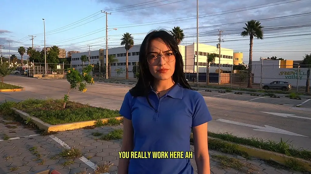 lleve a la chica del supermercado a mi casa para cubrirle la cara de semen.