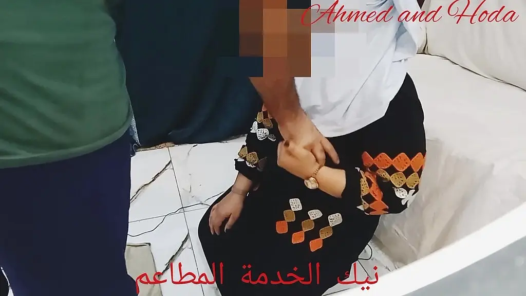 عنتيل عفيجي واخد شرموطة منقبة الشقة عنده نازل دعك و نيك فيها خلفي و امامي فشخها كلام عربى فاجر