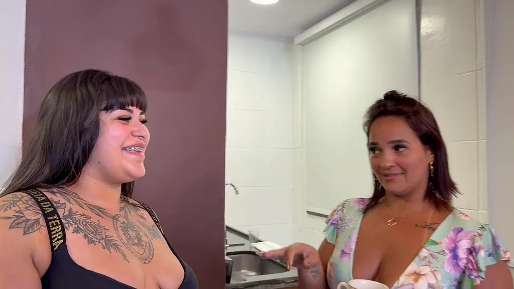 minha esposa pediu pra sua melhor amiga foder comigo na frente dela e deixou eu encher la de leite