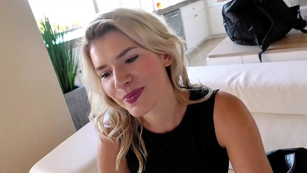 carmen treasures serves her sweet pussy to mike hunt
