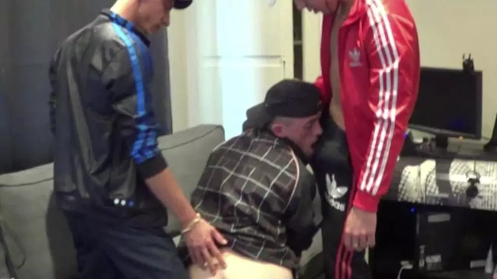 775 французского парня трахают 2 арабских доминанта