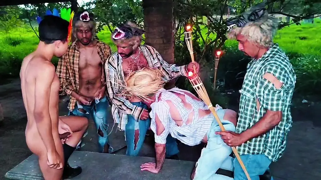 lobos selvagens famintos por cu arregacaram o cu do papai na floresta. especial de halloween