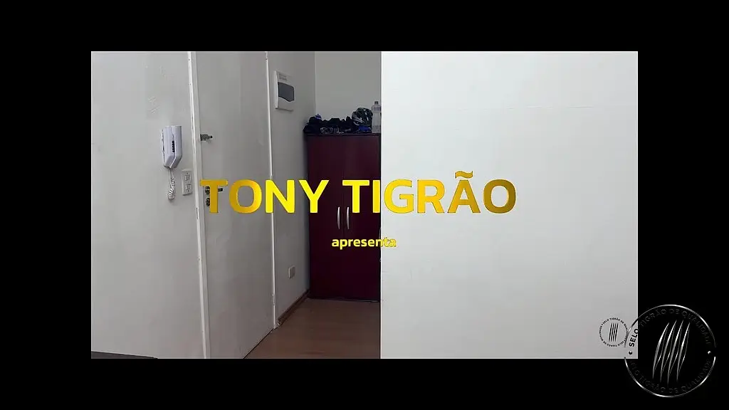 tony tigrao fodendo novinha no sofa do corno - tony tigrao foi entregar encomenda para vizinha casada puta e acabou fodendo a safada no sofa do marido corno