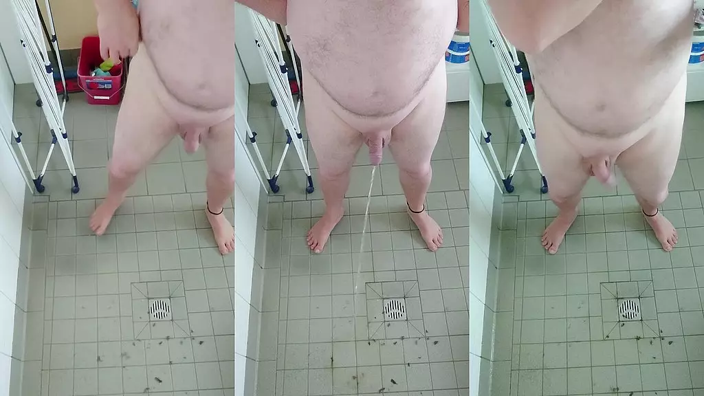 nacktes urinieren in der dreckigen dusche
