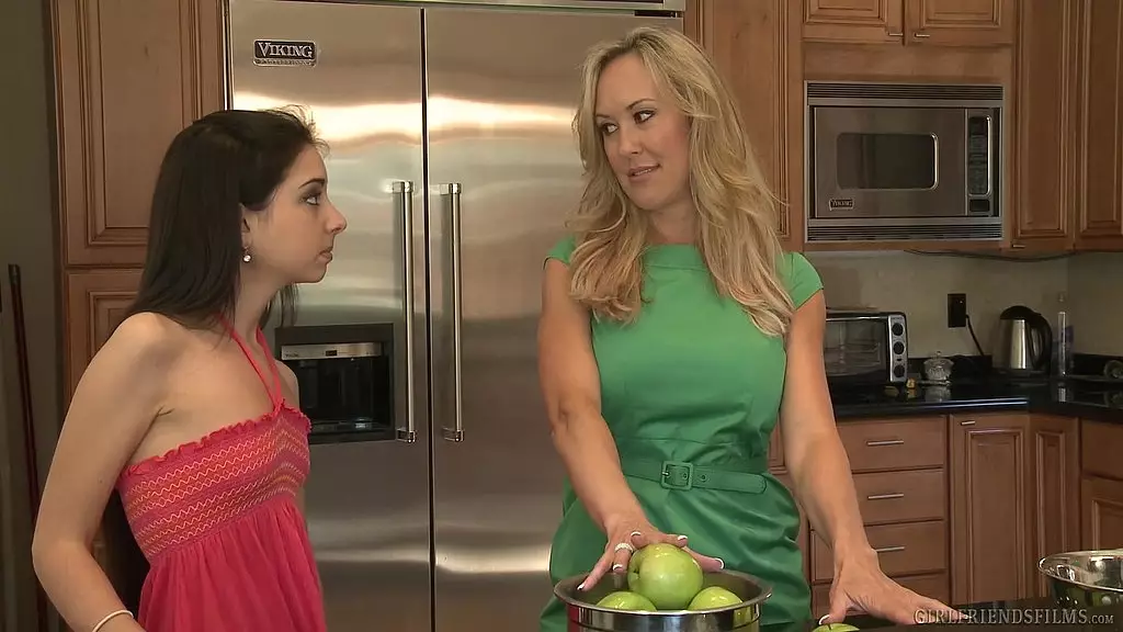 сексуальная мамочка бренди лав и возбужденная подросток тринити сент-клер занимаются чувственным лесбийским сексом