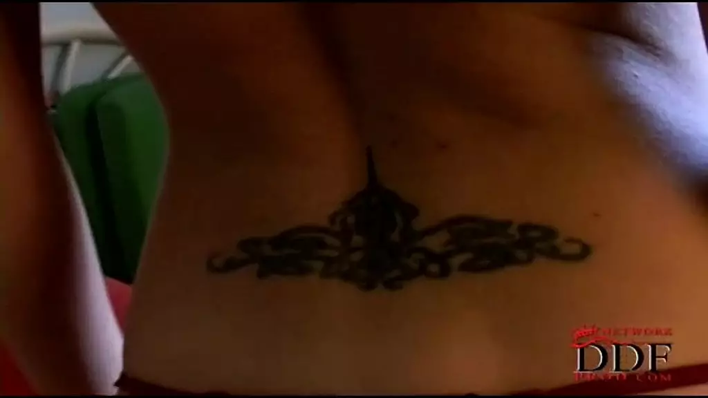 великолепная новенькая раздевается