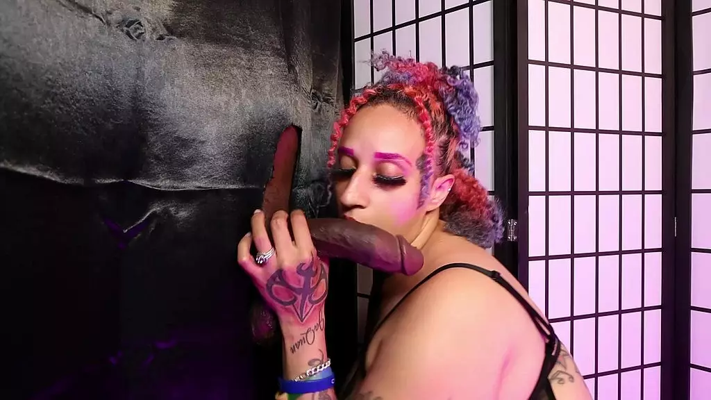 Милфа с большими сиськами доит BBC у глорихола