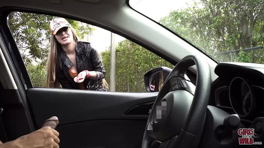 она улыбается и извивается, когда я кончаю себе на руки