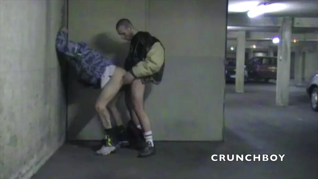 трахнута с доминированием в кроссовках на парковке парнем-скалли