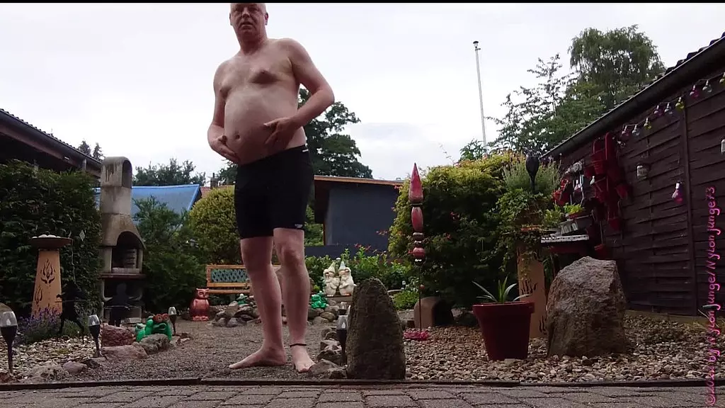dicker mann im vorgarten 3 **генитальные **