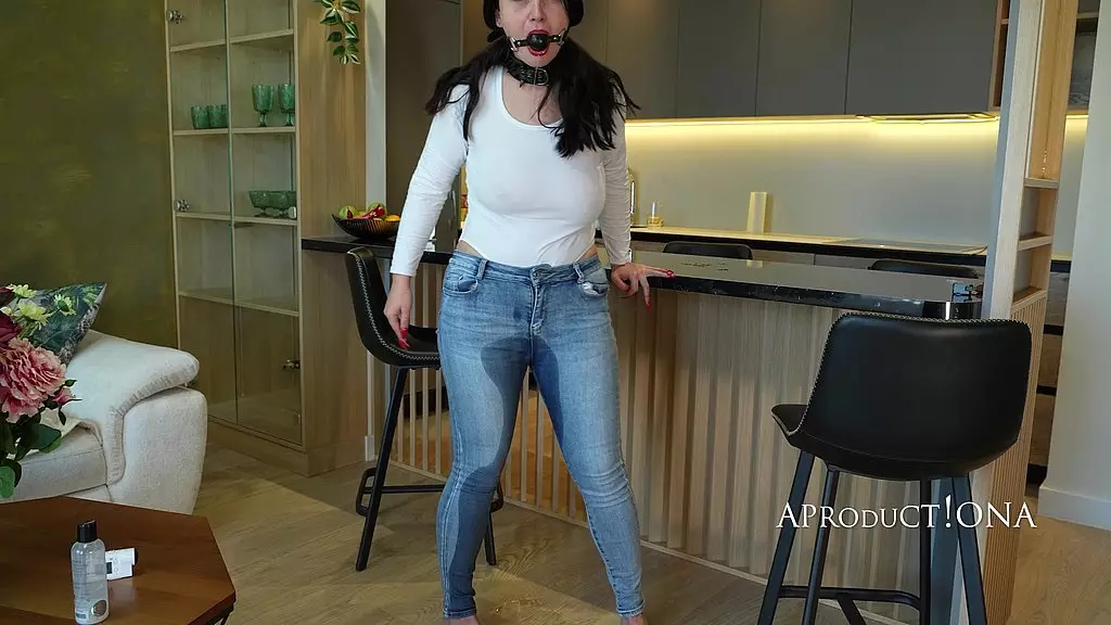 Еву Брукс шлепали, пока она не обмочилась