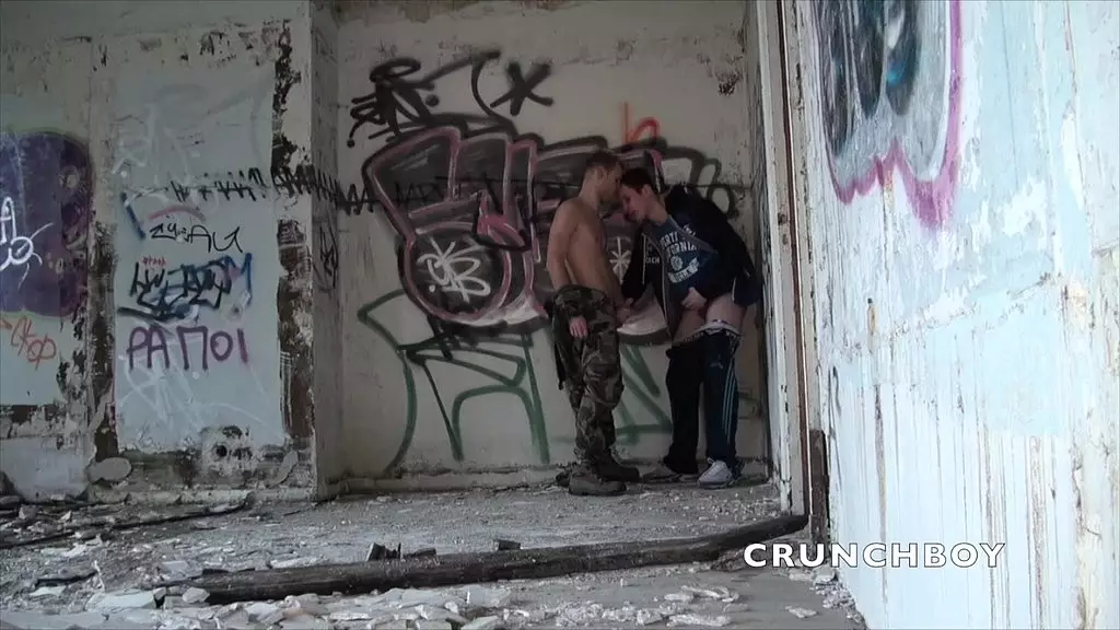 сексуальный военный трахается с Тео в форме