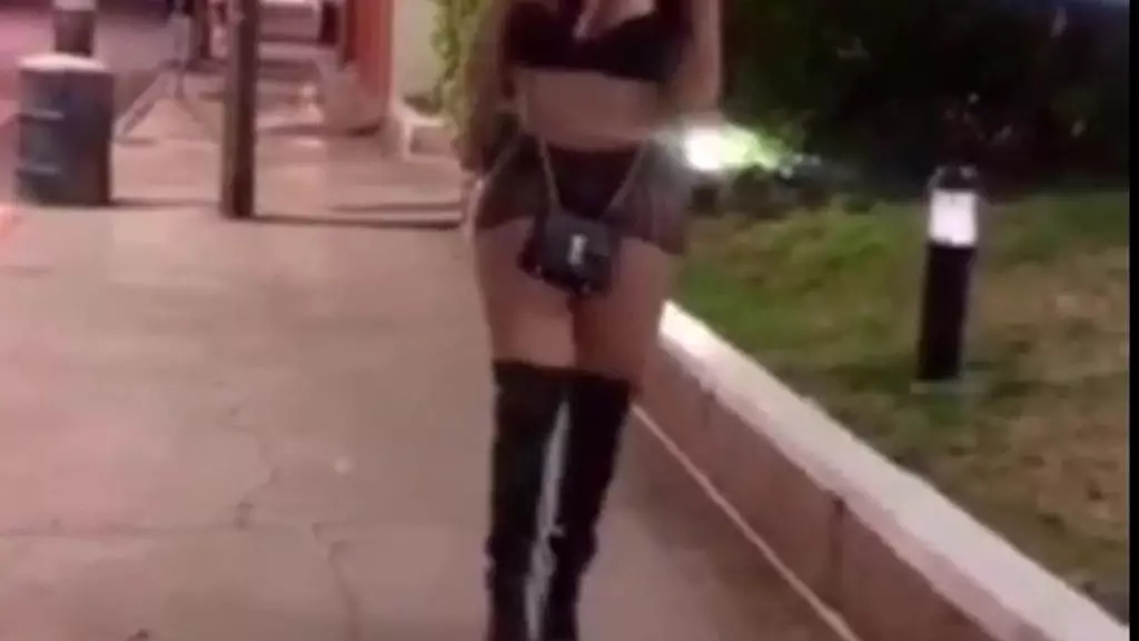 Я Encanta Cuando Camino Sensualmente en La Calle Con Ropa que Me Ver Mi cuerpo Espectacular