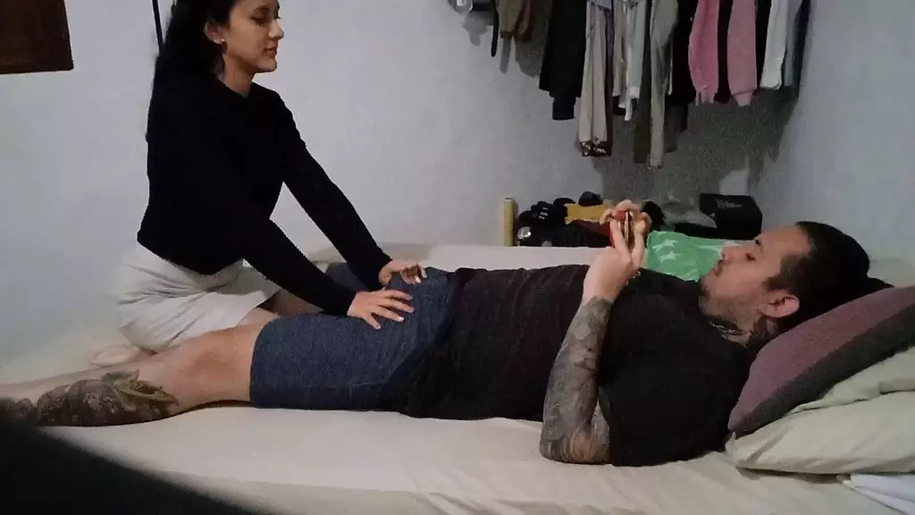 mi Hermosa Madrastra necesita tomar las medidas de su cuerpo para mandar hacer un body y yo aprovecho para tocarla por el culo