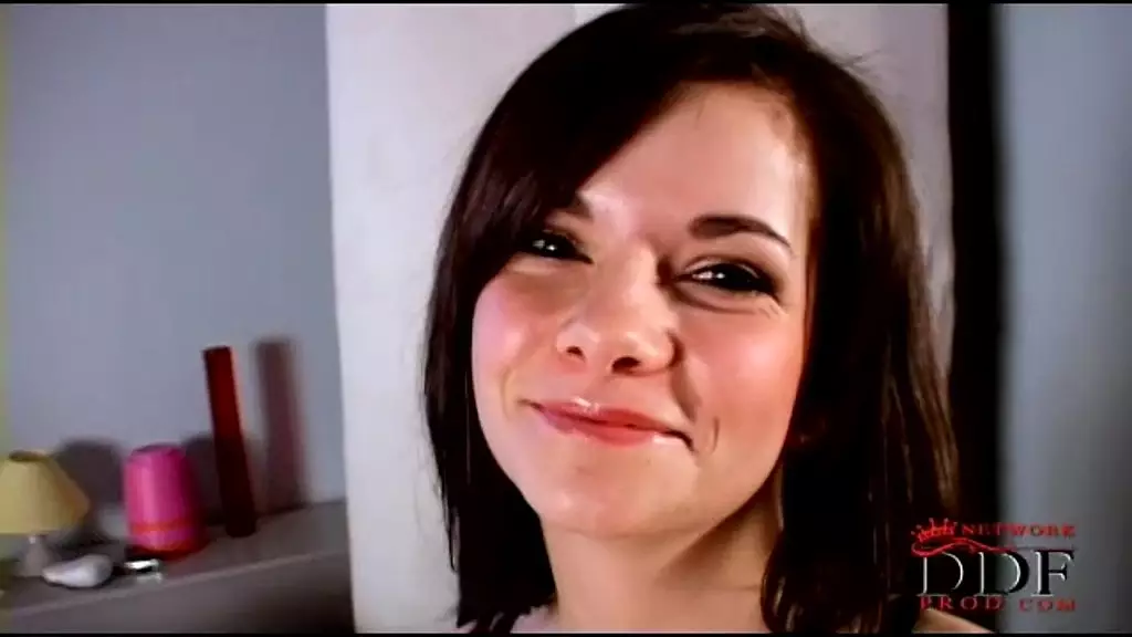 стройная новичок, позирующая ножками и ступнями