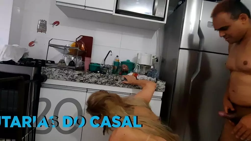 casal faz sexo na cozinha