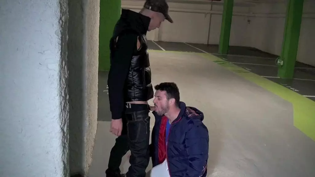 1387 трахнули ночью на общественной парковке