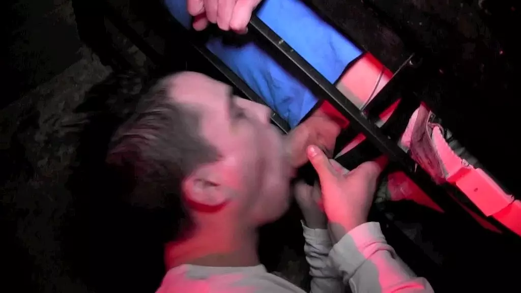 3 1395 красотка санни трахается с санни в pblic barkcroom