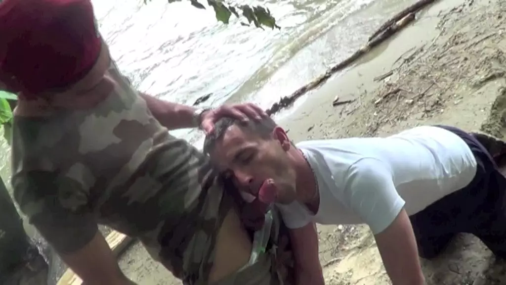 1433 гея-тинка трахает латиноамериканский военный на открытом воздухе