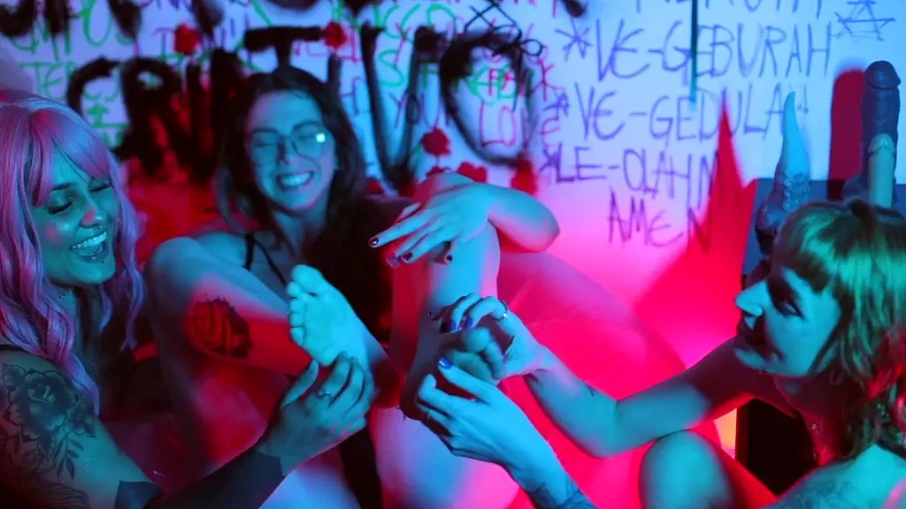 лесбийский секс втроем любит щекотать и поклоняться ступням