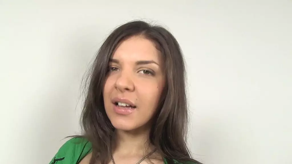 милая русская с идеальными сиськами трахается в любительском видео