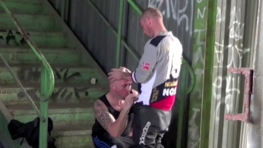 3 1703 сексуальный гей трахается на улице exhin y striaght мотоциклист