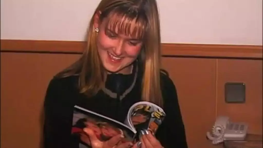 никки садится на собеседование на кастинге и становится непристойной