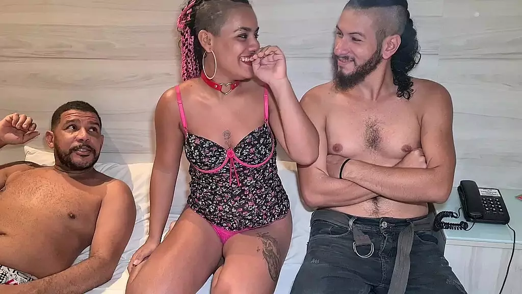 casal fazendo sua estreia noporno faz sexo a tres com outro homem pela primeira vez