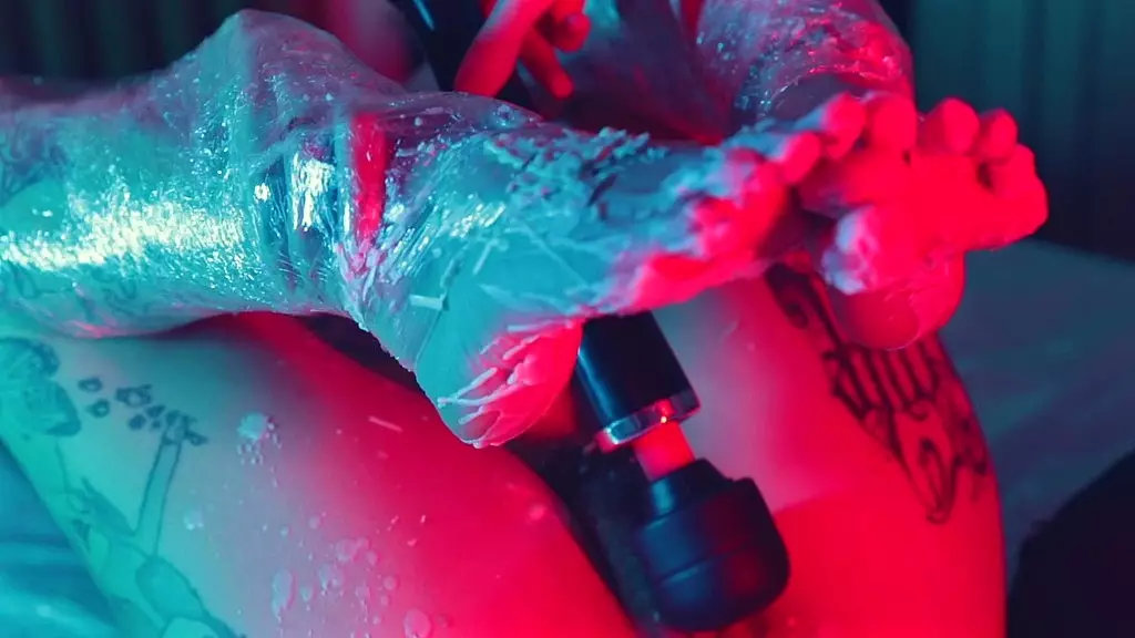 обильное нанесение воска на латинские ноги и мастурбация