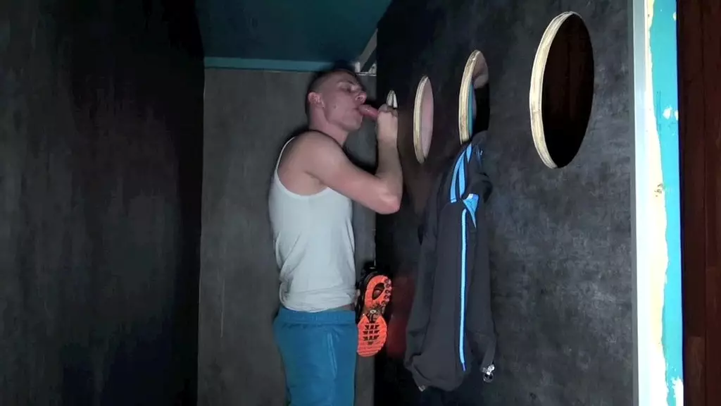 3 1791 сосет и нюхает член в дырках славы