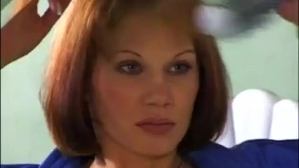 Лена позволяет своим большим сиськам подпрыгивать во время катания на стержне перед камшотом на лицо