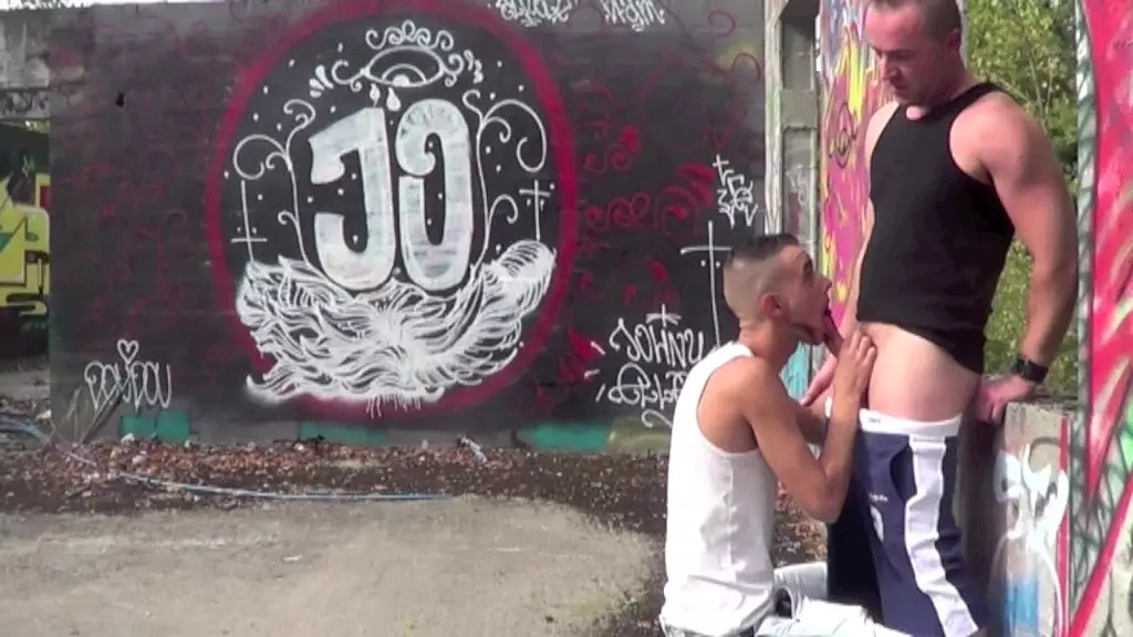 3 1857 твинк трахается на улице со зрелым парнем