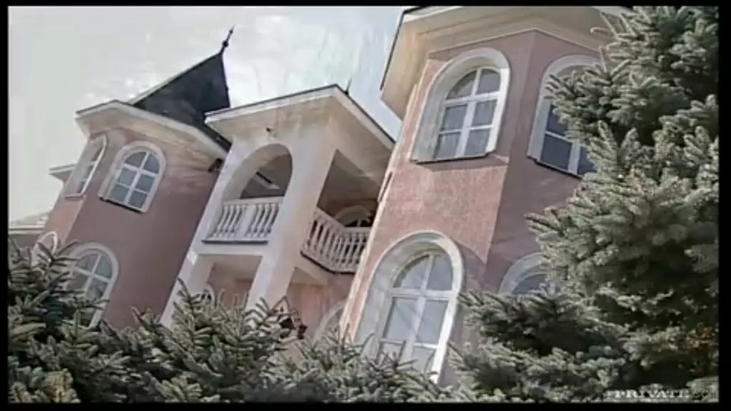 Люси Ли и Люси Лав делают камшот на лицо после получения двойного проникновения