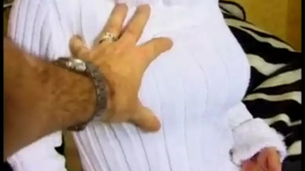 Прекрасная юная Лена любит мастурбировать, используя секс-игрушки для оргазма