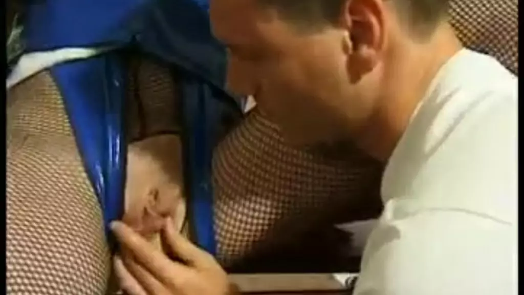 домохозяйку Марианну трахнули двое незнакомцев, пока муж-вуайерист наблюдает