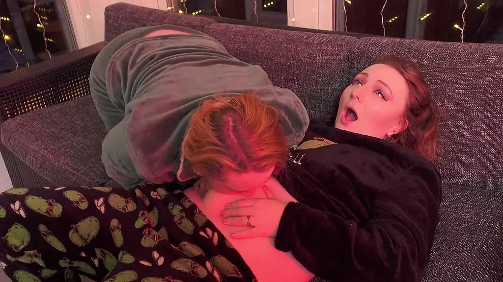 малина пупка щекотание фетиш видео, арья грандер и кисика